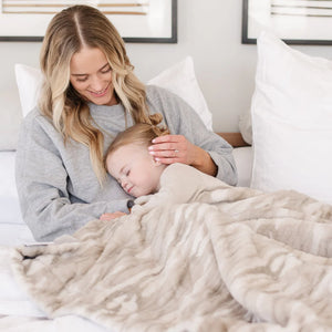 Saranoni Marble Faux Fur/Minky Throw Blanket (50"x60")