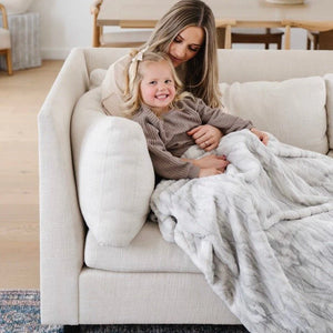 Saranoni Marble Faux Fur/Minky Throw Blanket (50"x60")