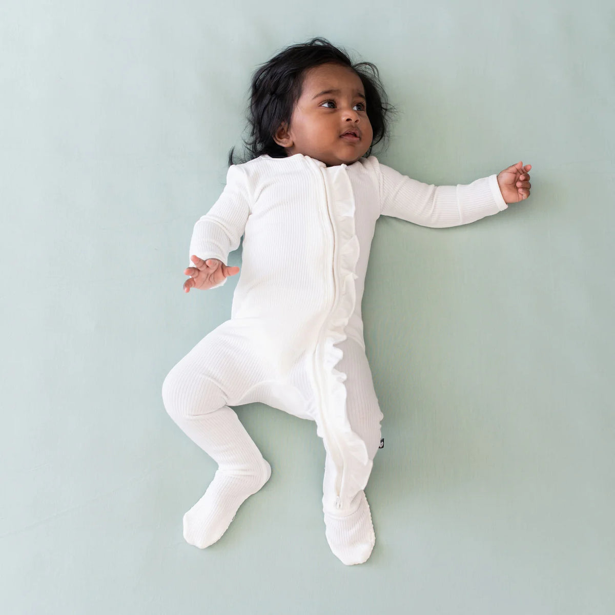 Kyte Baby Ribbed Ruffle Zippered Footie / Cloud