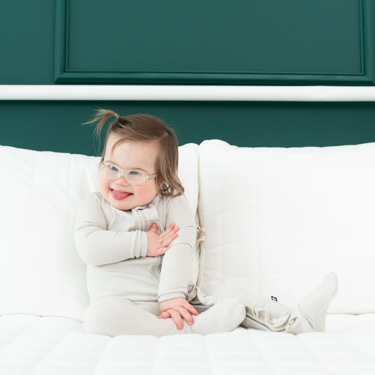 Kyte Baby Ribbed Ruffle Zippered Footie / Oat