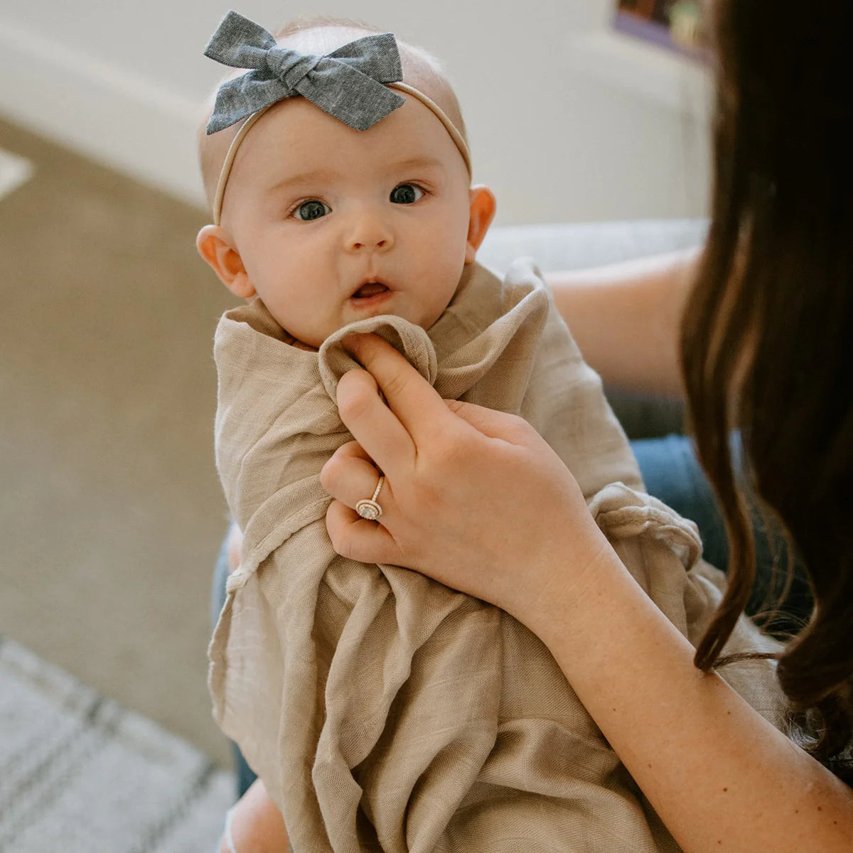 Little Unicorn Deluxe Muslin Swaddle / Oatmeal