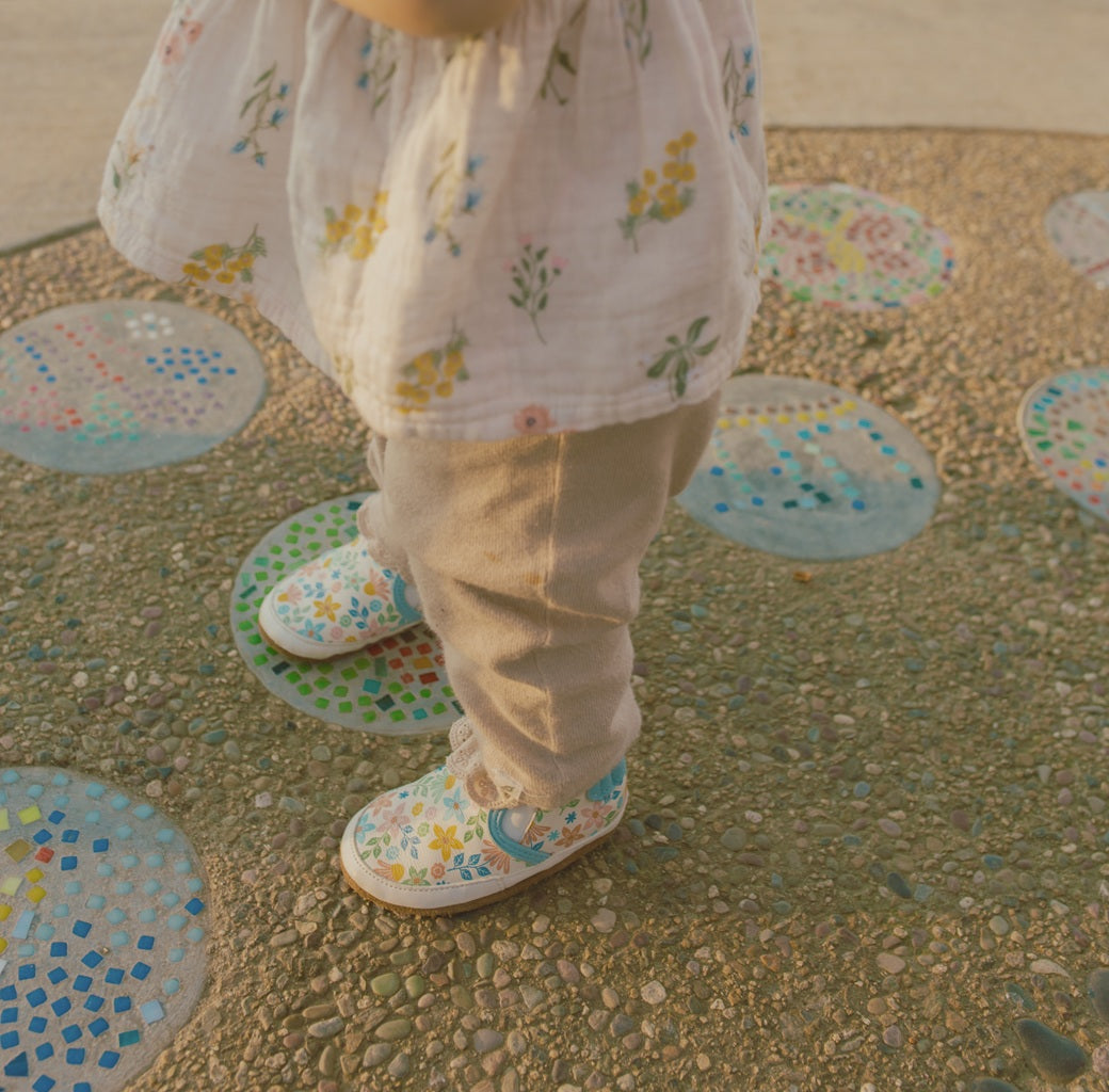 Robeez Softsole Shoes / White Bloom