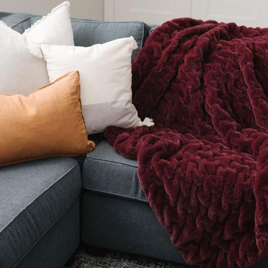 Saranoni Ruched Faux Fur/Minky Home Throw Blanket (50"x60") / Cranberry